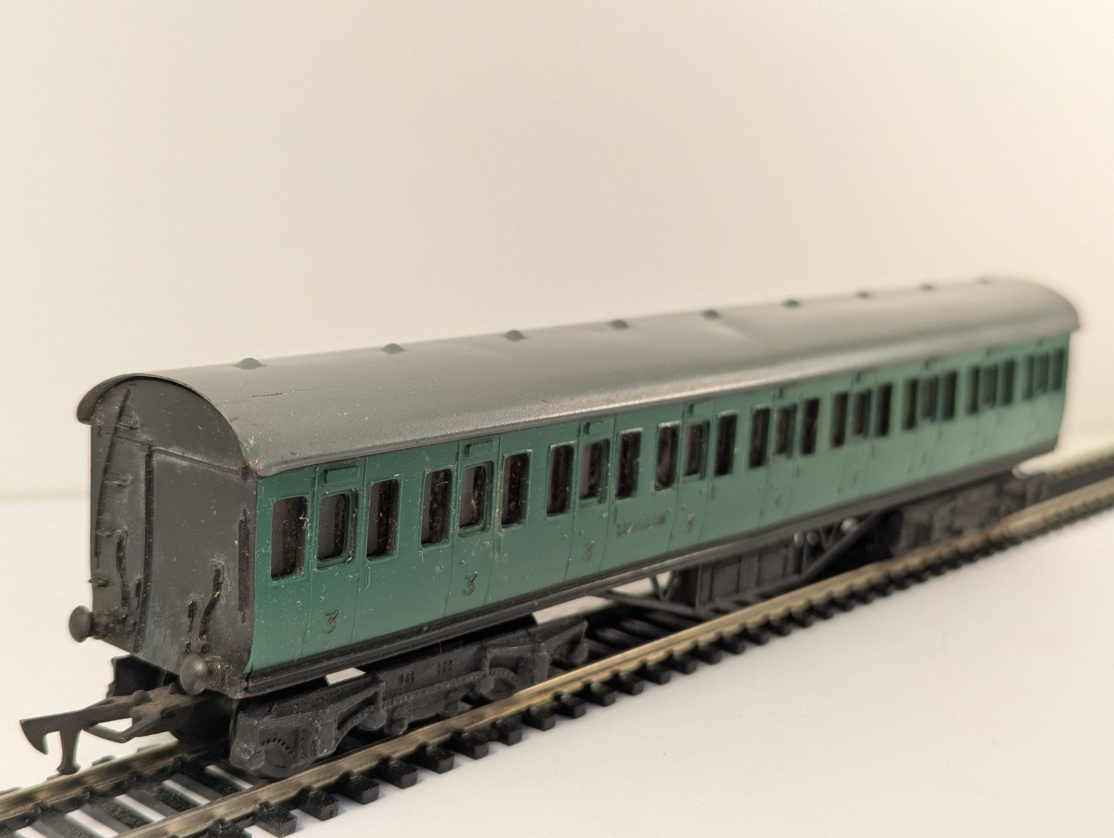 Graham Farish OO Gauge Southern Railway Green 3rd Class Suburban Coach Boxed