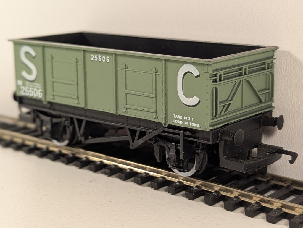 Hornby R730 OO Gauge 21T Steel Mineral Wagon