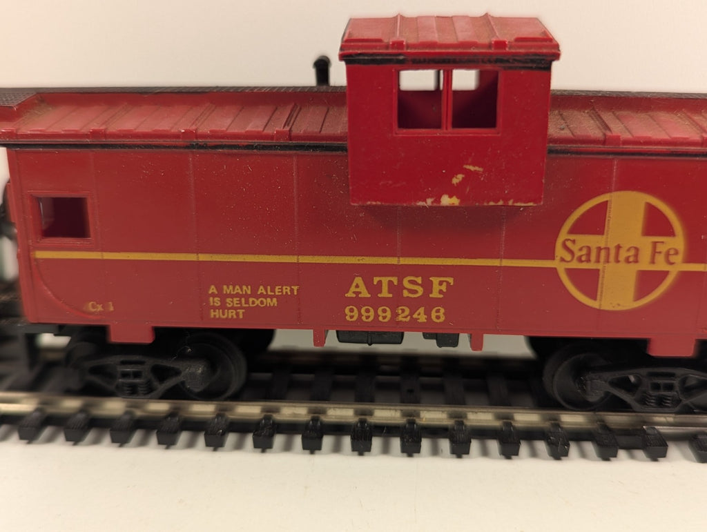 AHM HO Scale Santa Fe (ATSF) Wide-Vision Caboose No. 999246