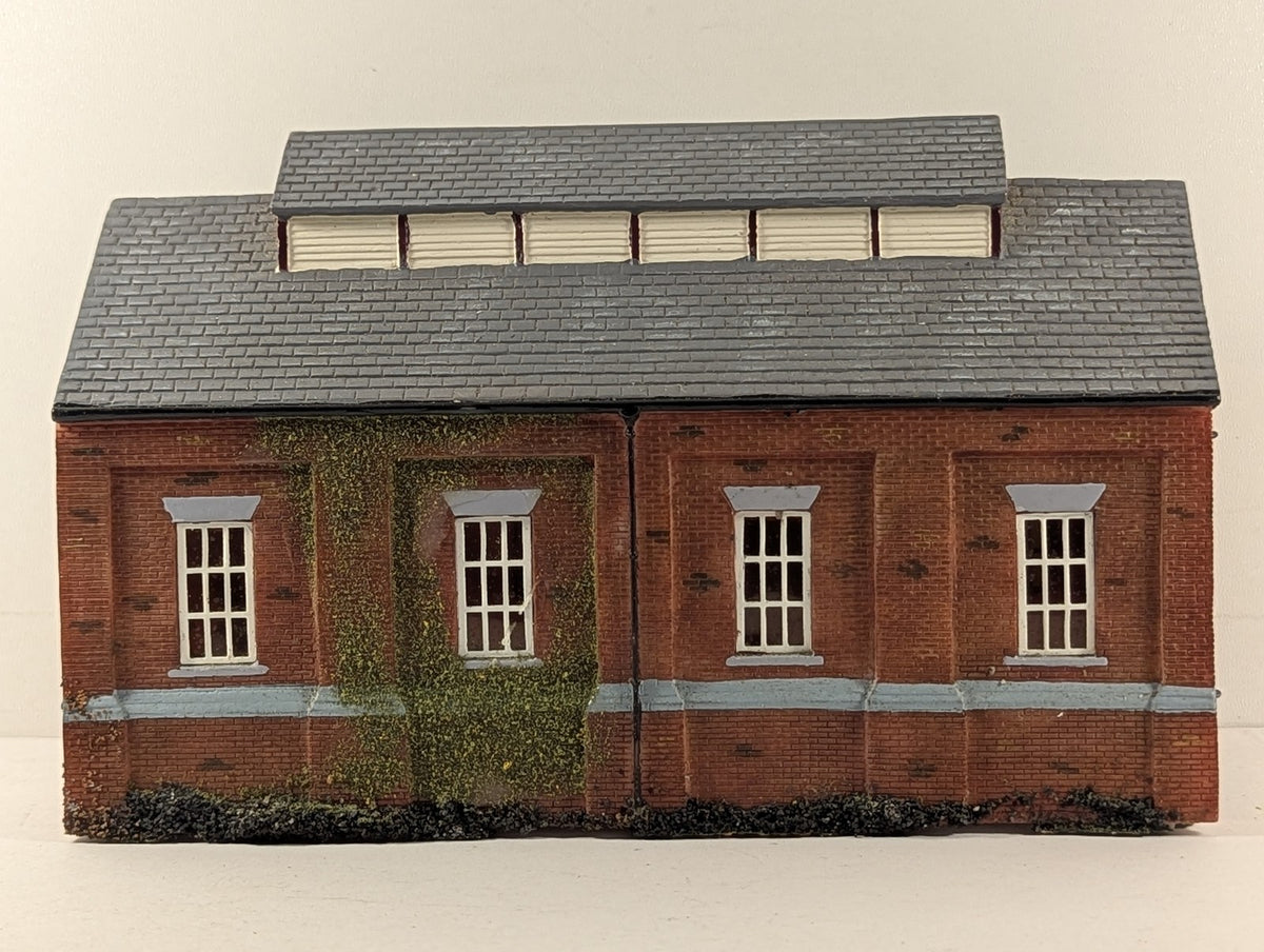 Hornby OO Gauge Skaledale Engine Shed Building R8511