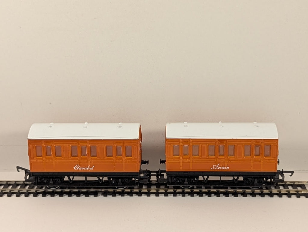 Hornby OO Gauge Thomas & Friends Annie and Clarabel Passenger Coaches Orange
