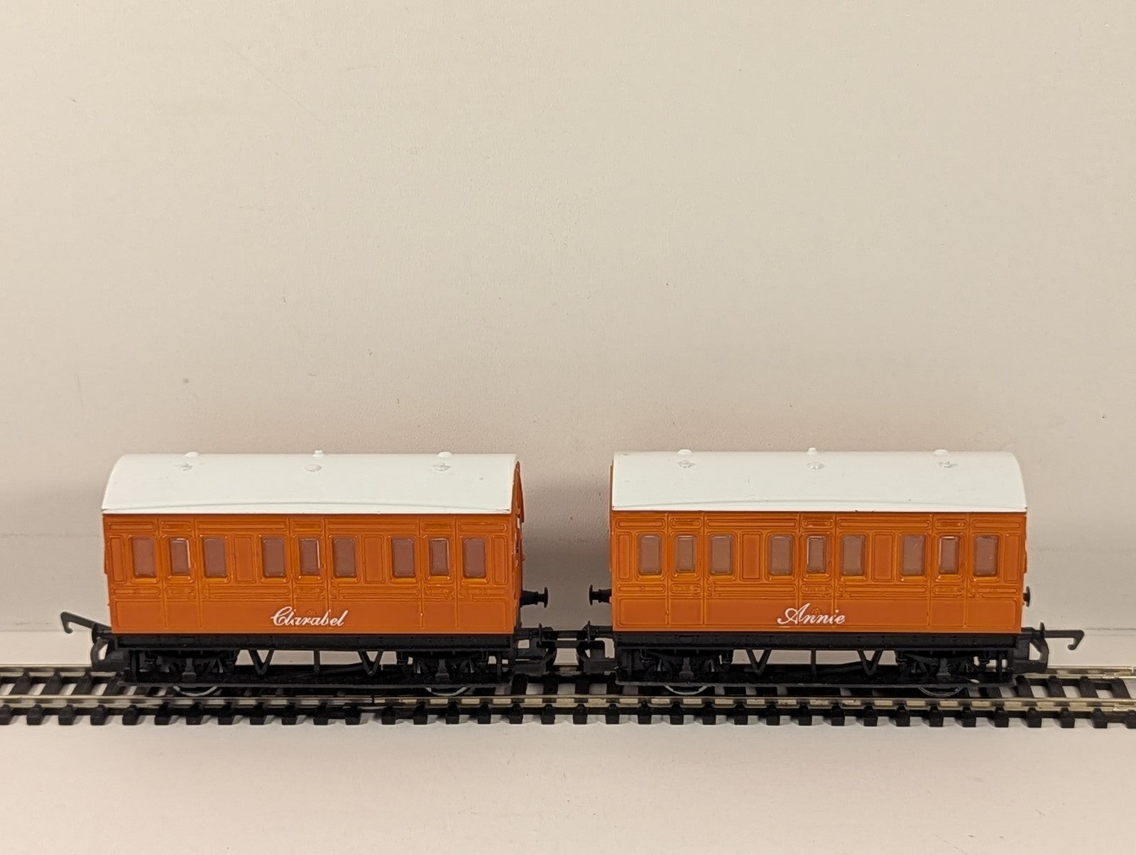 Hornby OO Gauge Thomas & Friends Annie and Clarabel Passenger Coaches Orange