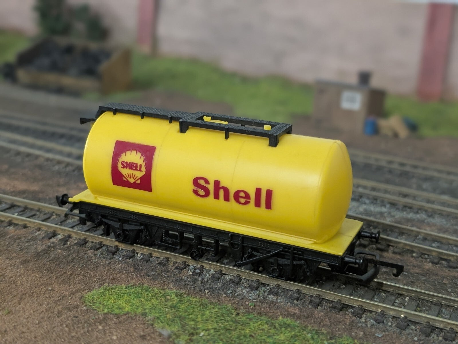 Hornby R227 OO Gauge Shell Tank Wagon