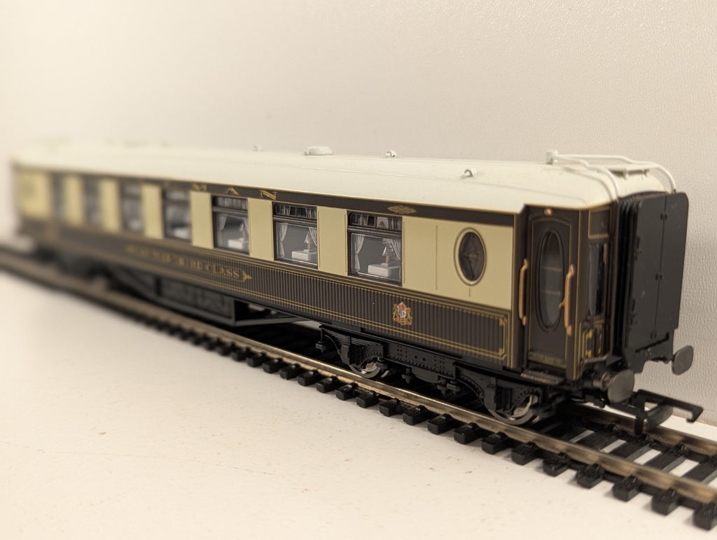 Hornby R4144 Pullman 3rd Class Parlour Car 'Car No. 35'  - Lights up
