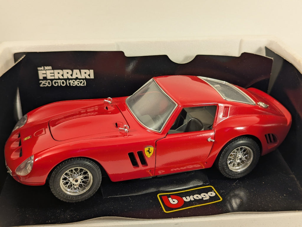 Bburago 1:18 Ferrari 250 GTO (1962) Die-cast Model Car Red 3011