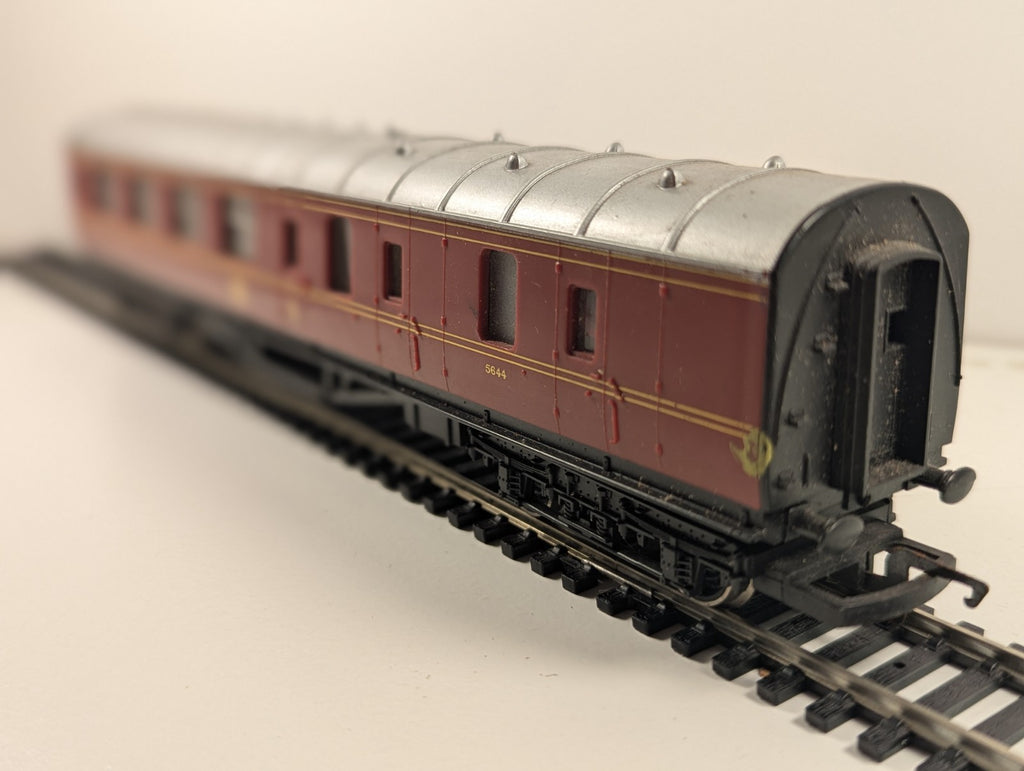 Hornby R.475 OO Gauge LMS Brake 3rd No. 5644 – Damaged