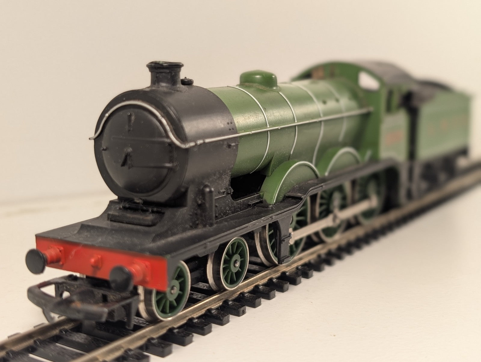 Hornby R866 OO Gauge Class B12 4-6-0 LNER Apple Green