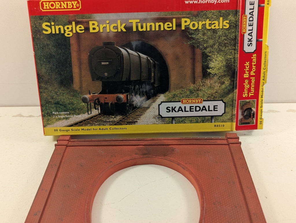 Hornby Skaledale R8510 OO Gauge Single Brick Tunnel Portals Pair