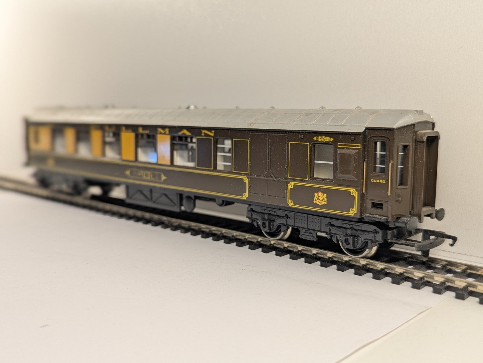 Hornby OO Gauge Pullman Brake Coach - Damaged Name Decals