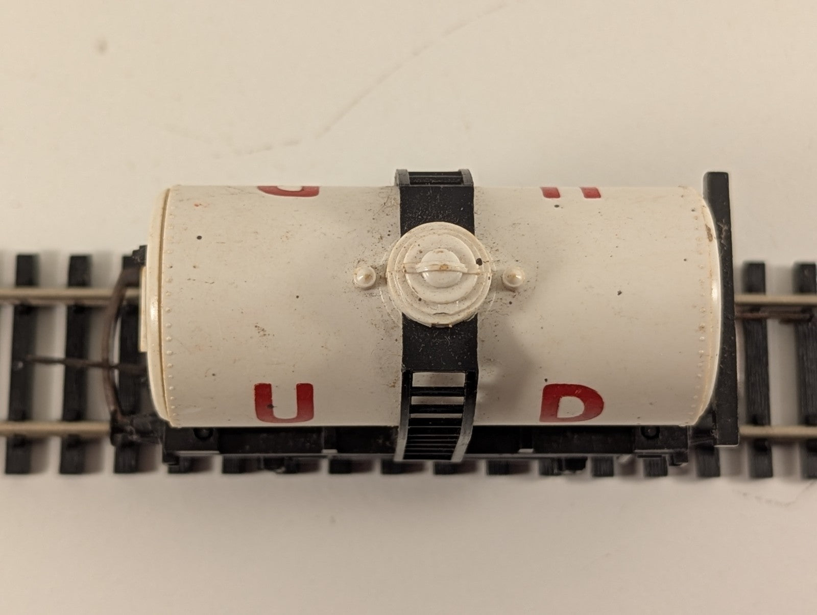 Tri-ang Hornby R15 OO Gauge United Dairies Milk Tanker Wagon – Some Rust