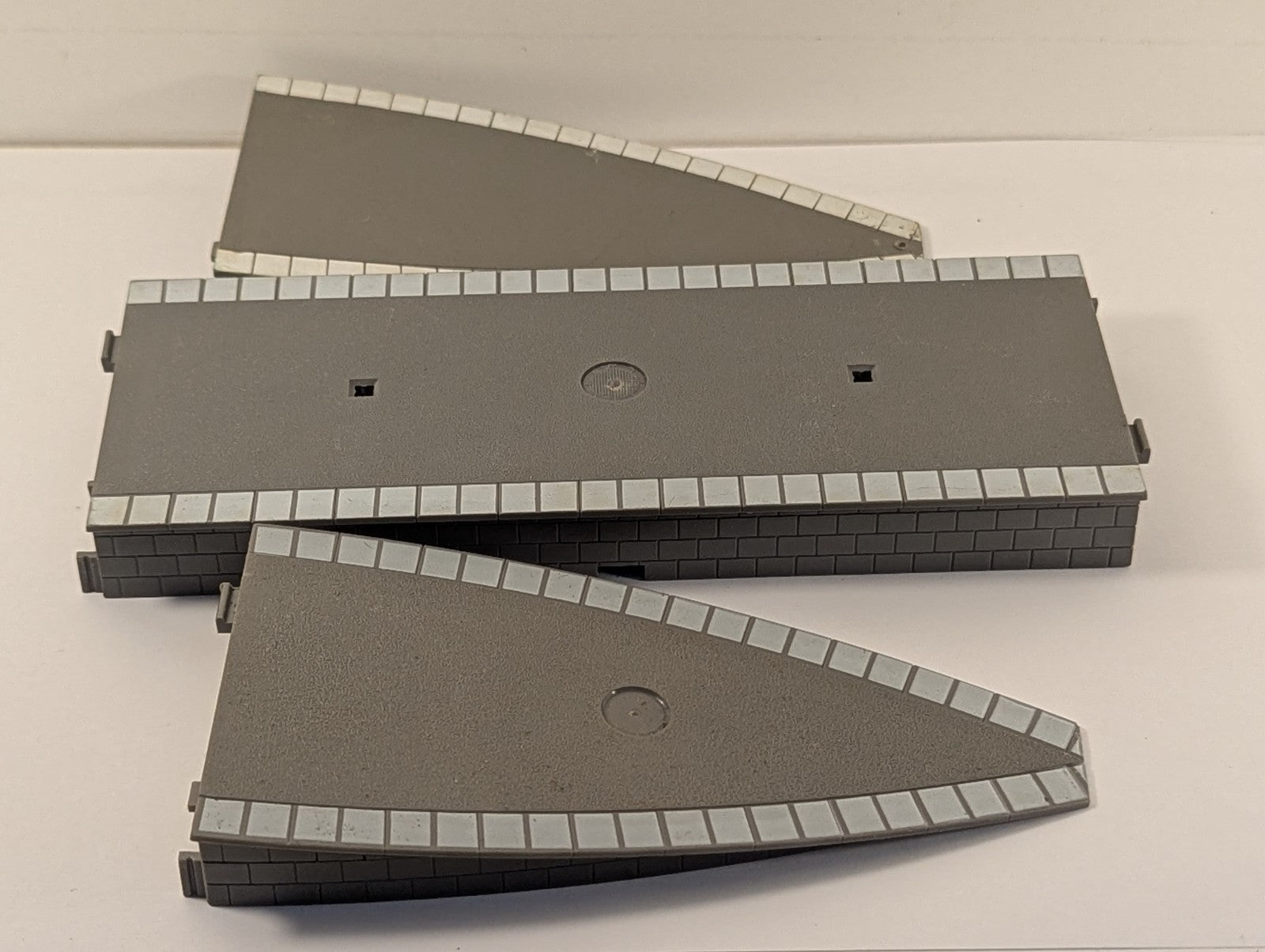 Hornby OO Gauge Grey Plastic Straight Platform and Curved Ramps
