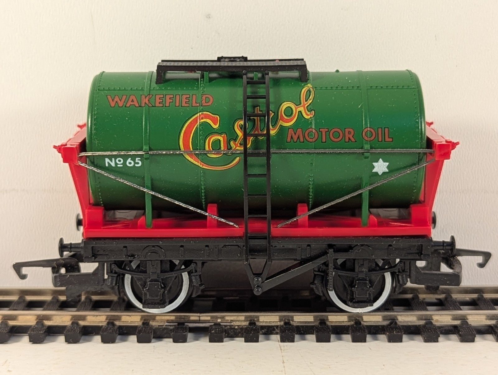 Hornby OO Gauge Castrol Tank Wagon No 65 Wakefield Castrol R.127