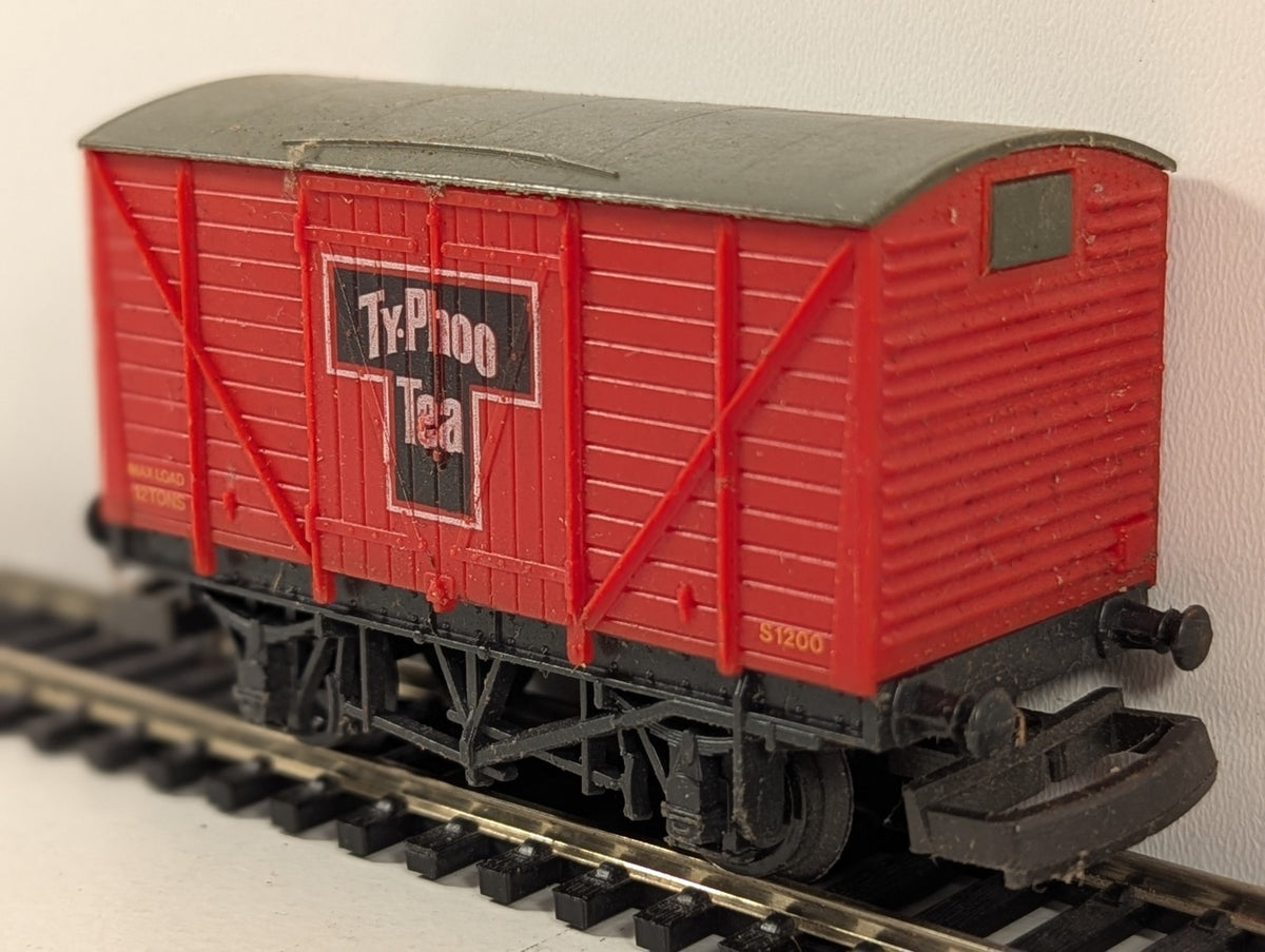 Lima 305601 OO Gauge Ventilated Box Van – Typhoo Tea
