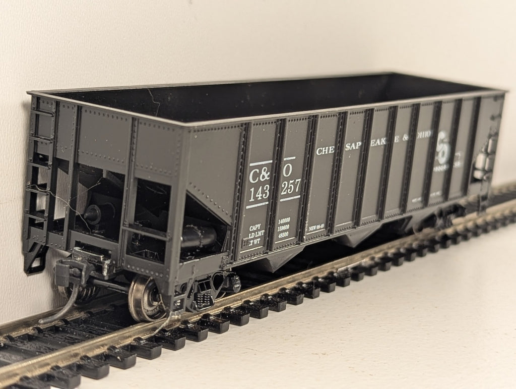 Athearn HO Gauge Offset Side 3-Bay Hopper Goods Wagon 143257 Chesapeake & Ohio