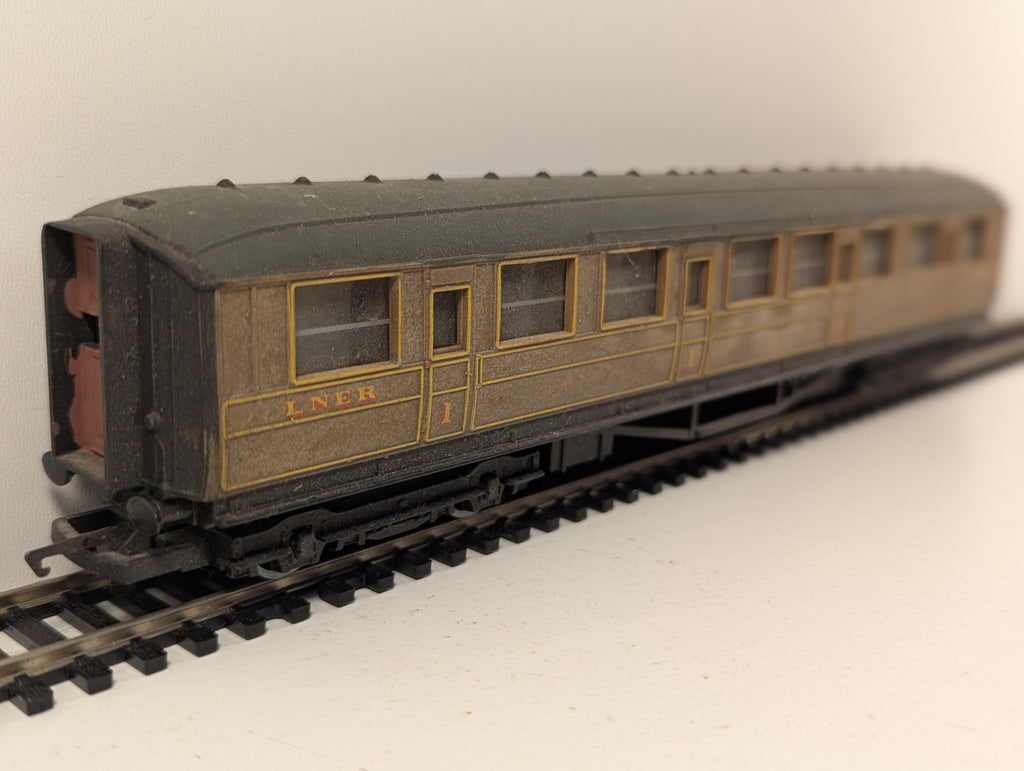 Hornby OO Gauge LNER Gresley Teak Corridor Composite Coach (Repainted Roof)