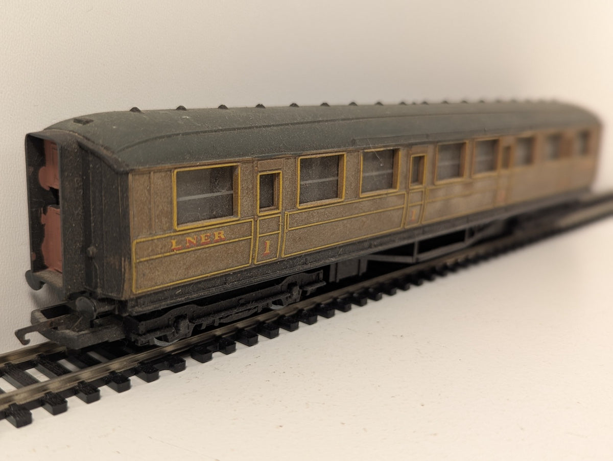 Hornby OO Gauge LNER Gresley Teak Corridor Composite Coach (Repainted Roof)