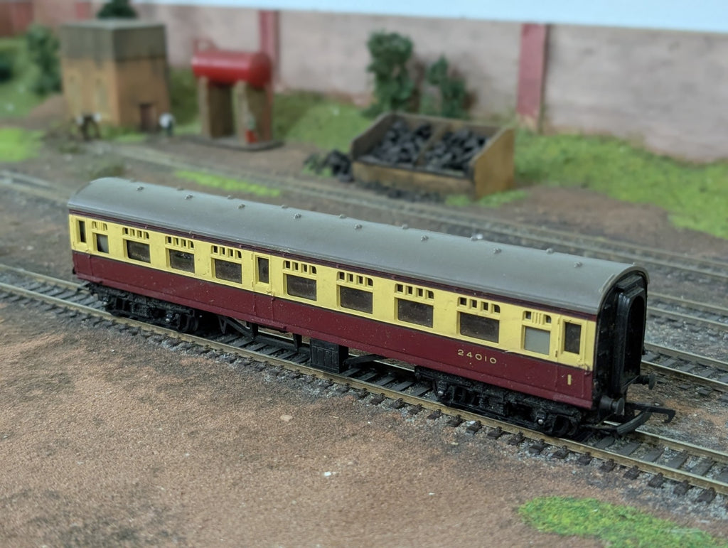 Triang OO R29/221 Maroon & Cream Coach  24010
