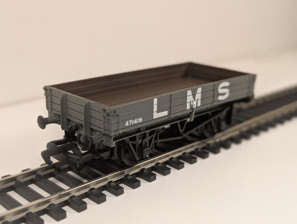 Mainline 37419 OO Gauge 3 Plank Wagon LMS Grey 471419
