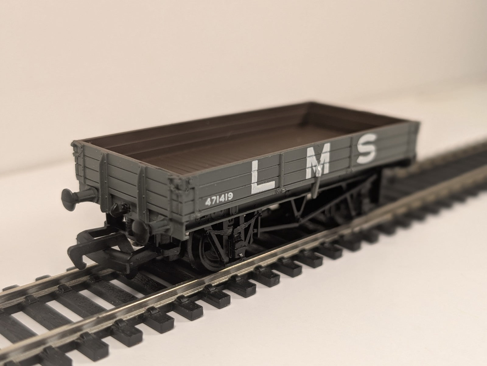 Mainline 37419 OO Gauge 3 Plank Wagon LMS Grey 471419