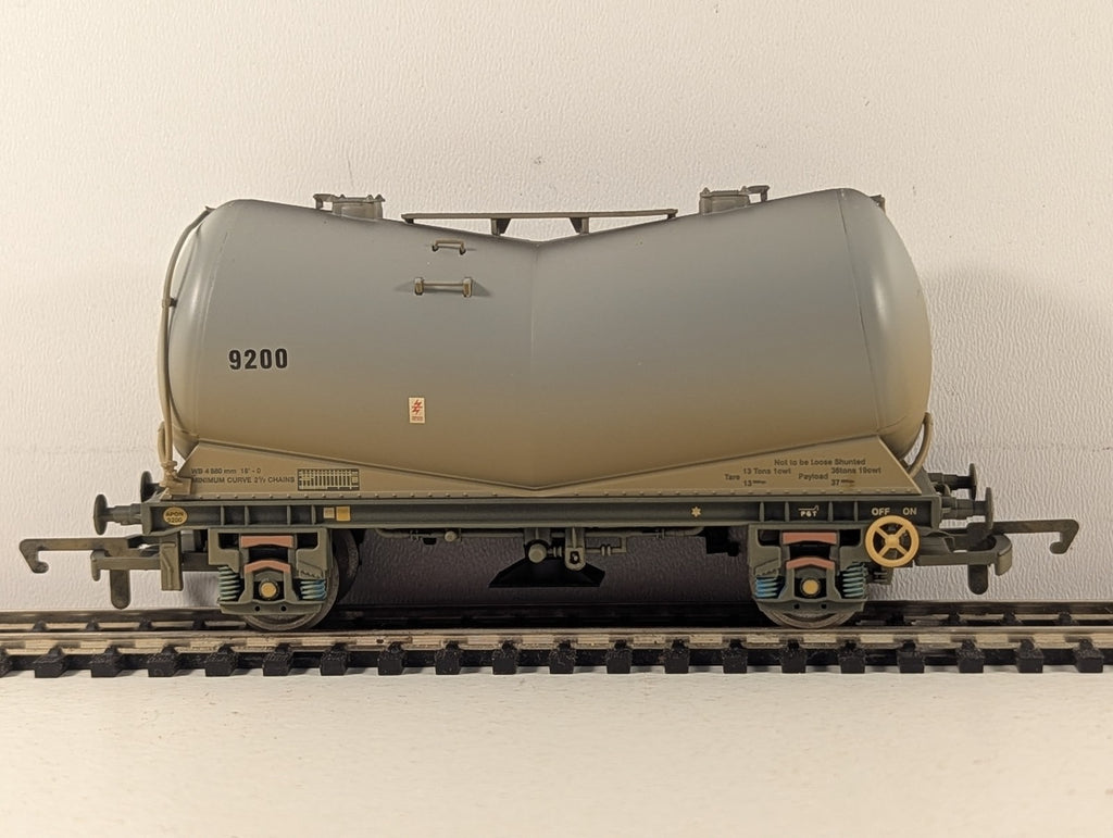 Hornby OO Gauge PCA Bulk Powder Wagon Goods Wagon 9200 Grey