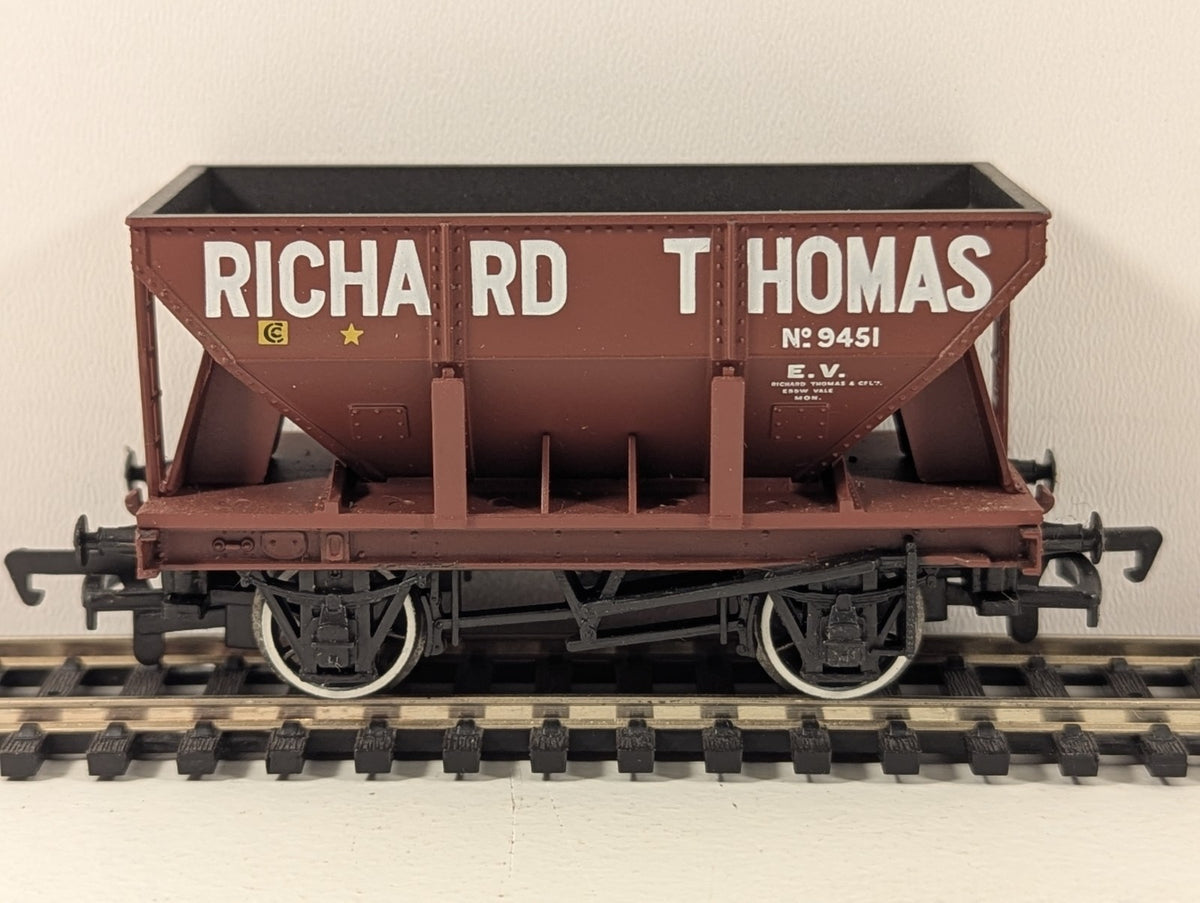 Bachmann Branchline OO Gauge 24-Ton Ore Wagon – Richard Thomas Livery No. 9451
