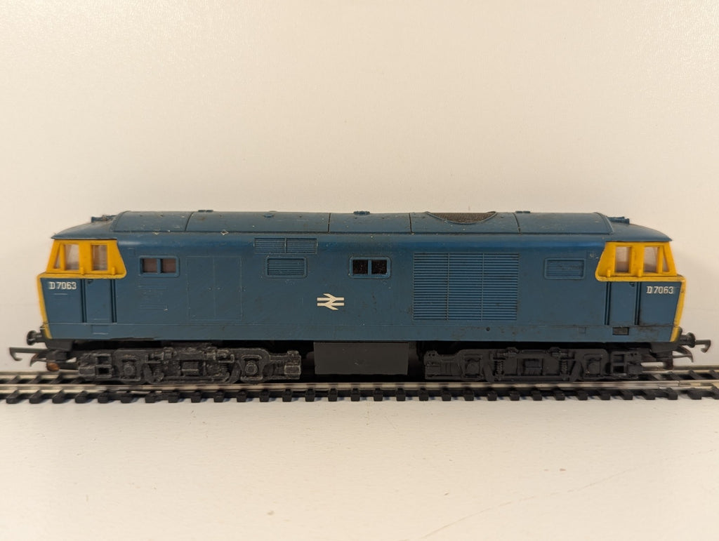 Tri-ang Hornby R758 OO Gauge Class 35 Hymek BR Blue Poor Runner