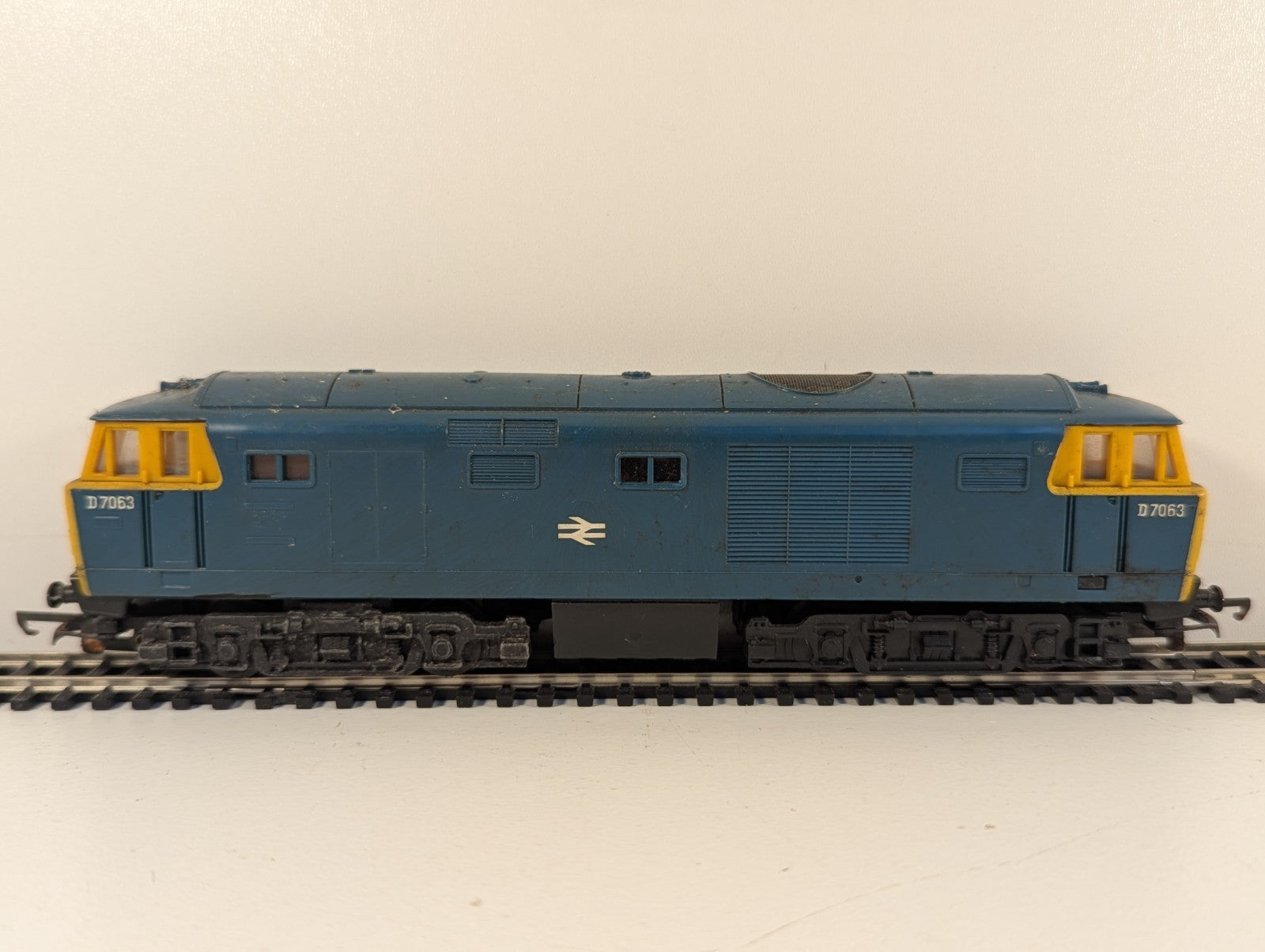 Tri-ang Hornby R758 OO Gauge Class 35 Hymek BR Blue Poor Runner