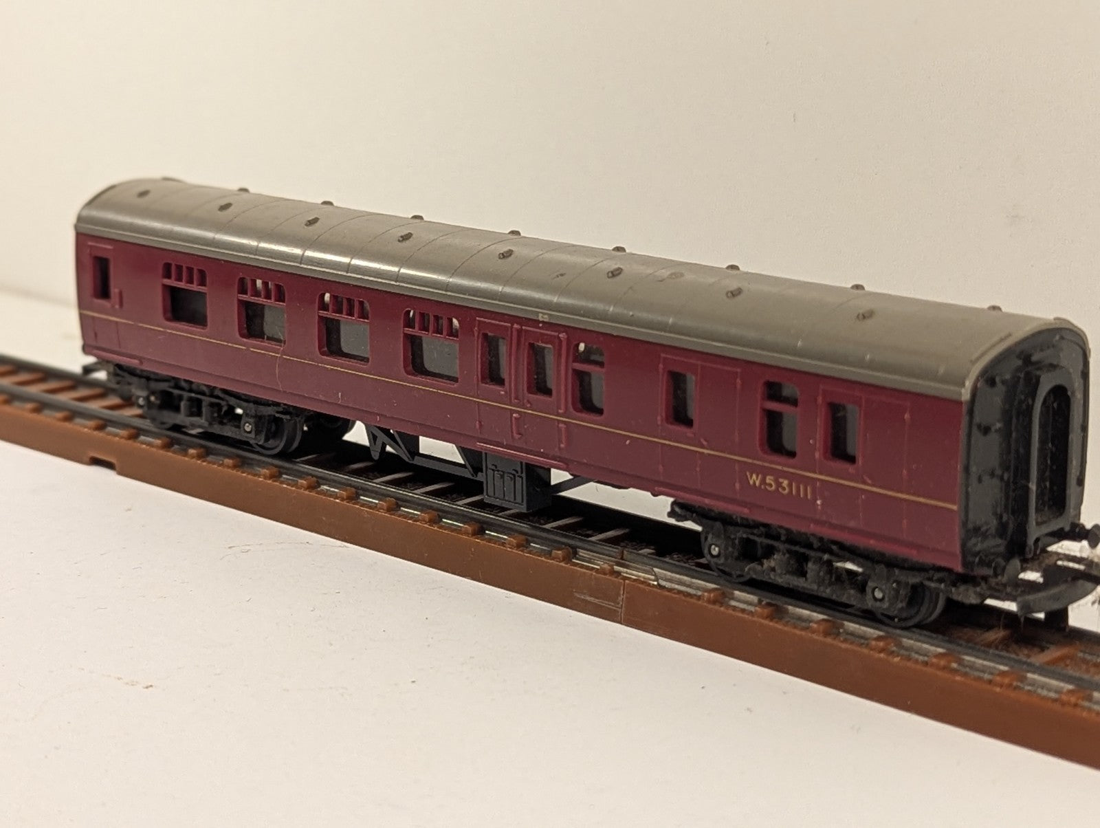 Tri-ang TT Gauge T83 Mk1 Brake Second Coach Maroon W53111