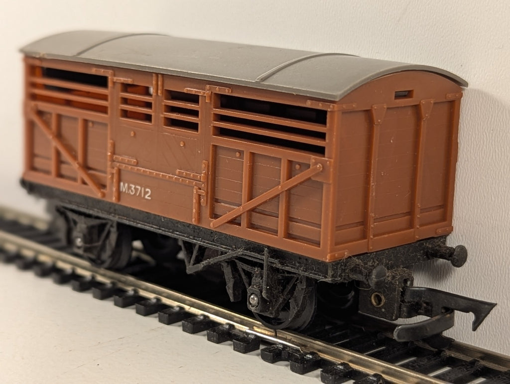 Tri-ang R122 Brown Cattle Wagon