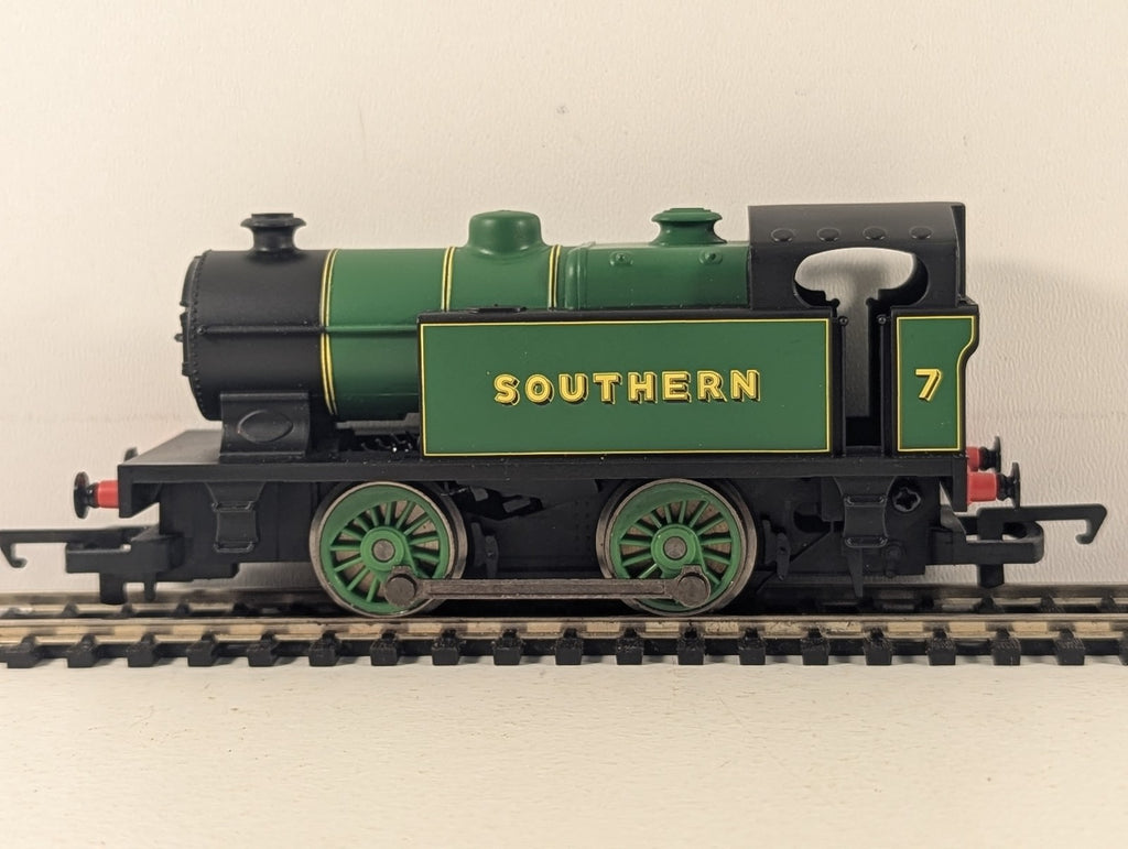 Hornby OO Gauge 0-4-0 Industrial Tank Locomotive 7 Southern R2361