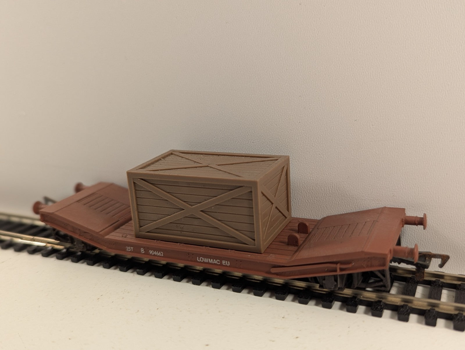 Airfix OO Gauge 54330 25 Ton Lowmac Machine Wagon with Load