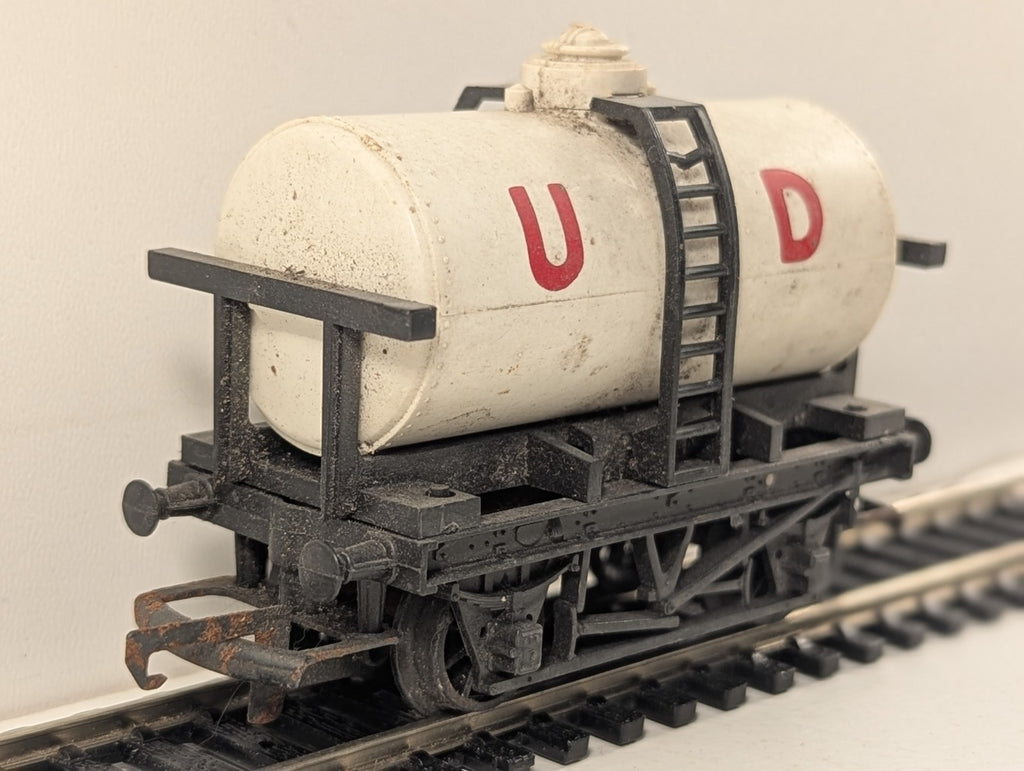 Hornby OO Gauge R080 United Dairies UD Milk Tank Wagon