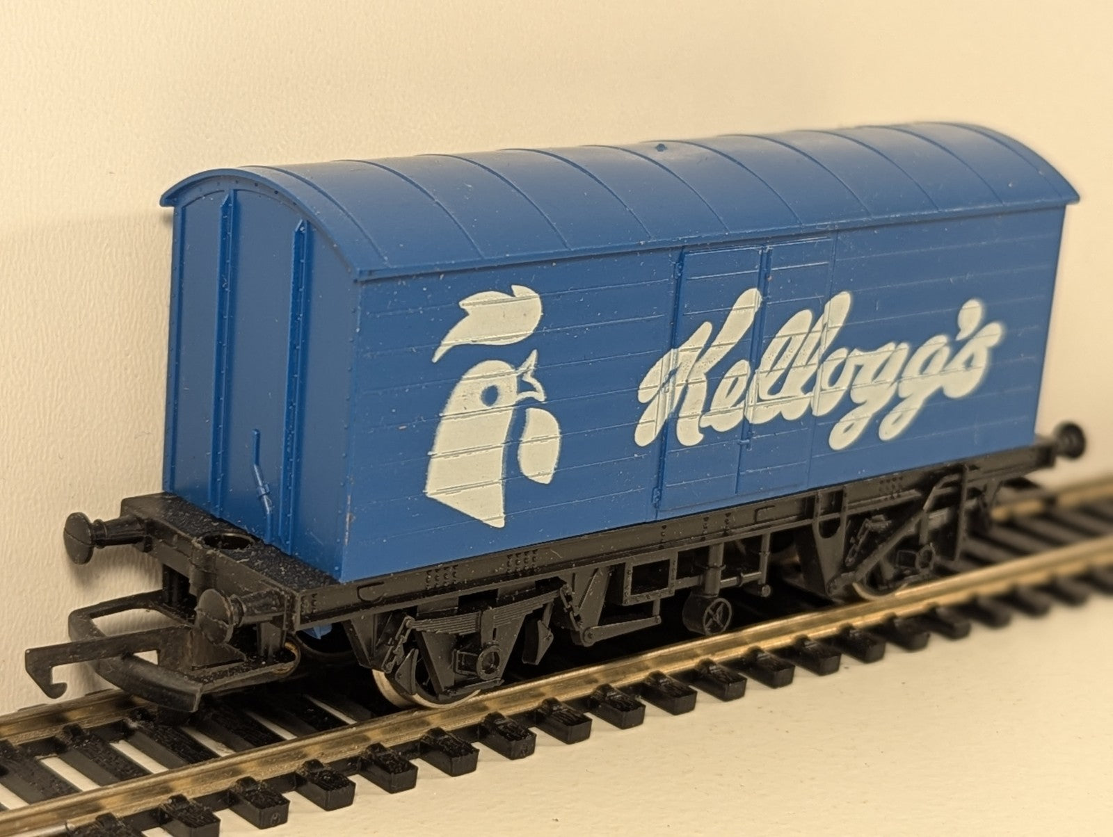 Hornby R222 OO Gauge Long Wheelbase Van – Kellogg’s