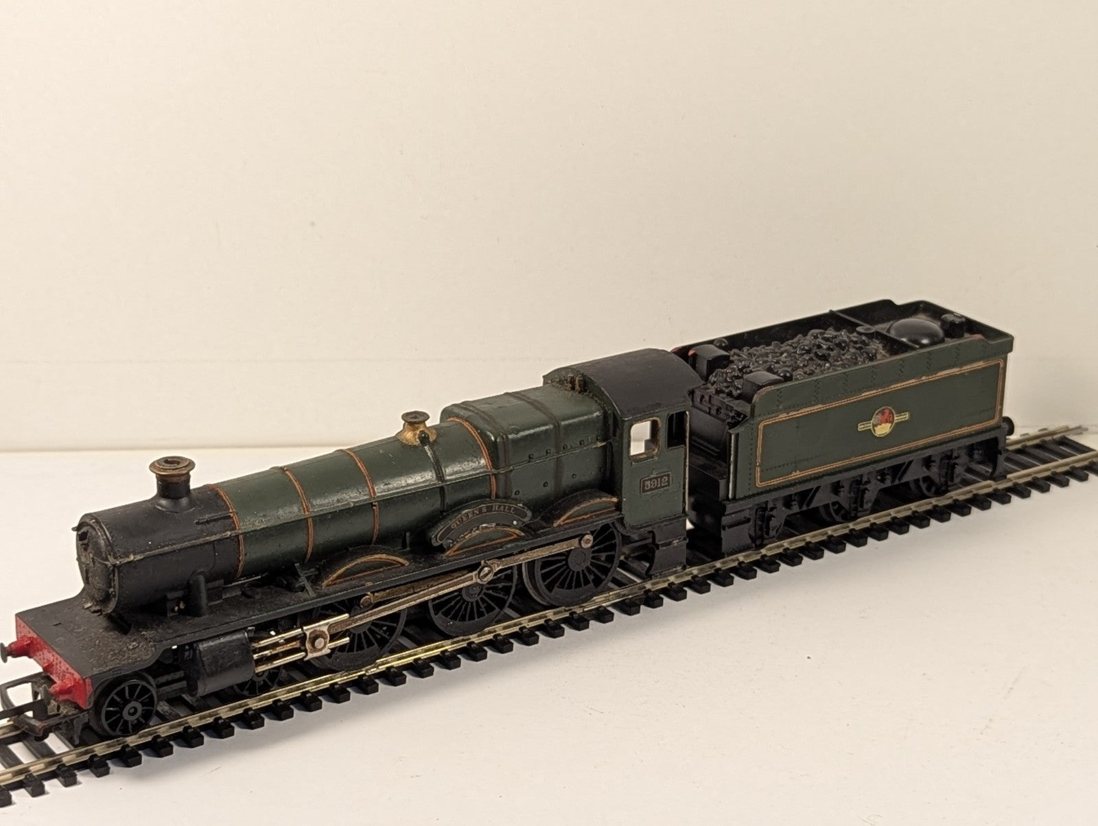 Tri-ang OO Gauge GWR Hall Class 4-6-0 'Queen's Hall' Locomotive 591