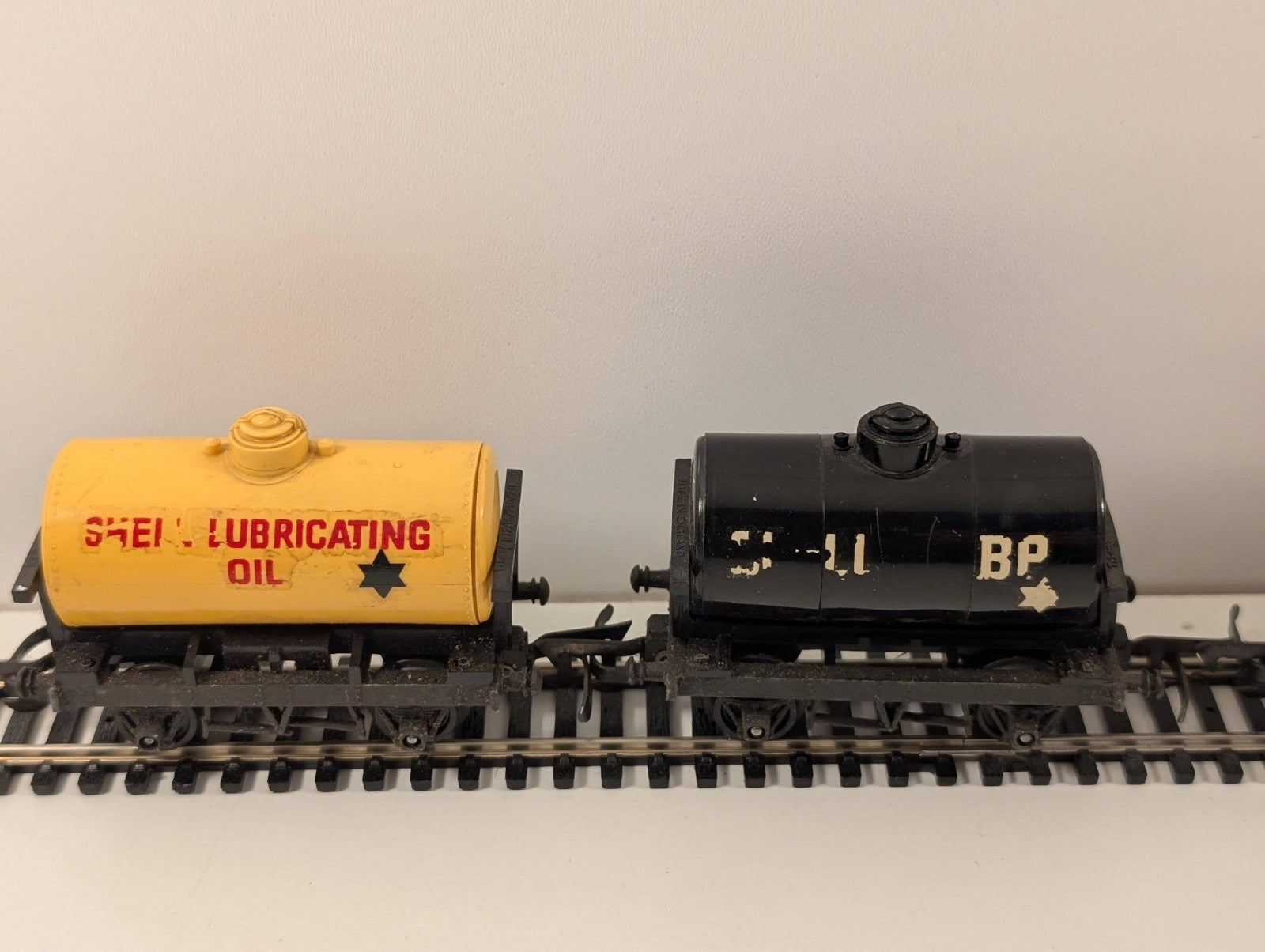 Tri-ang Rake of 3 Wagons – OO Gauge