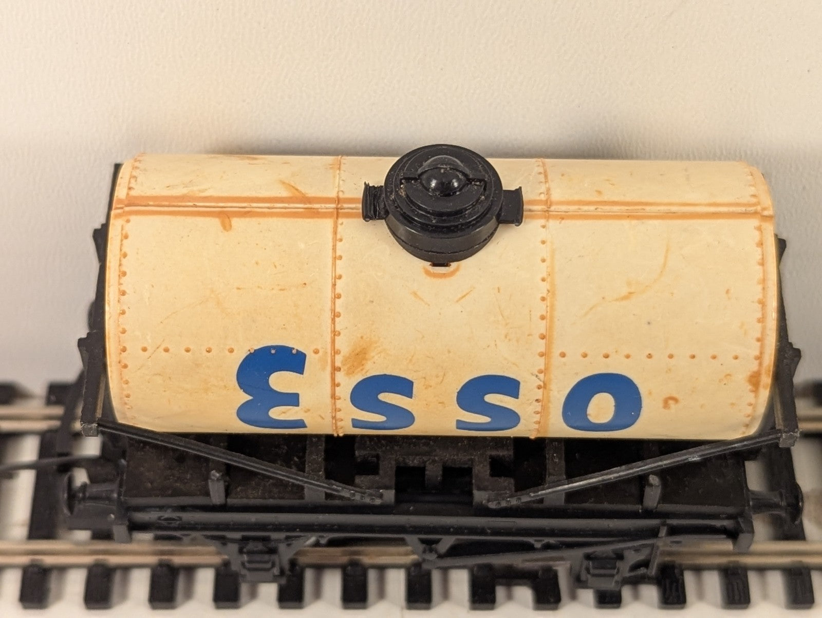 Hornby R713 OO Gauge White Esso Tanker Missing Coupler