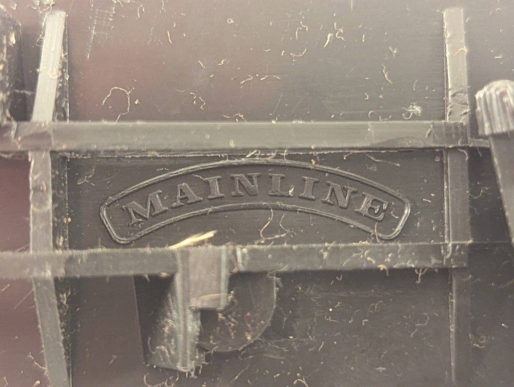Mainline BR Mk1 Brake Second Corridor Coach Maroon OO Gauge
