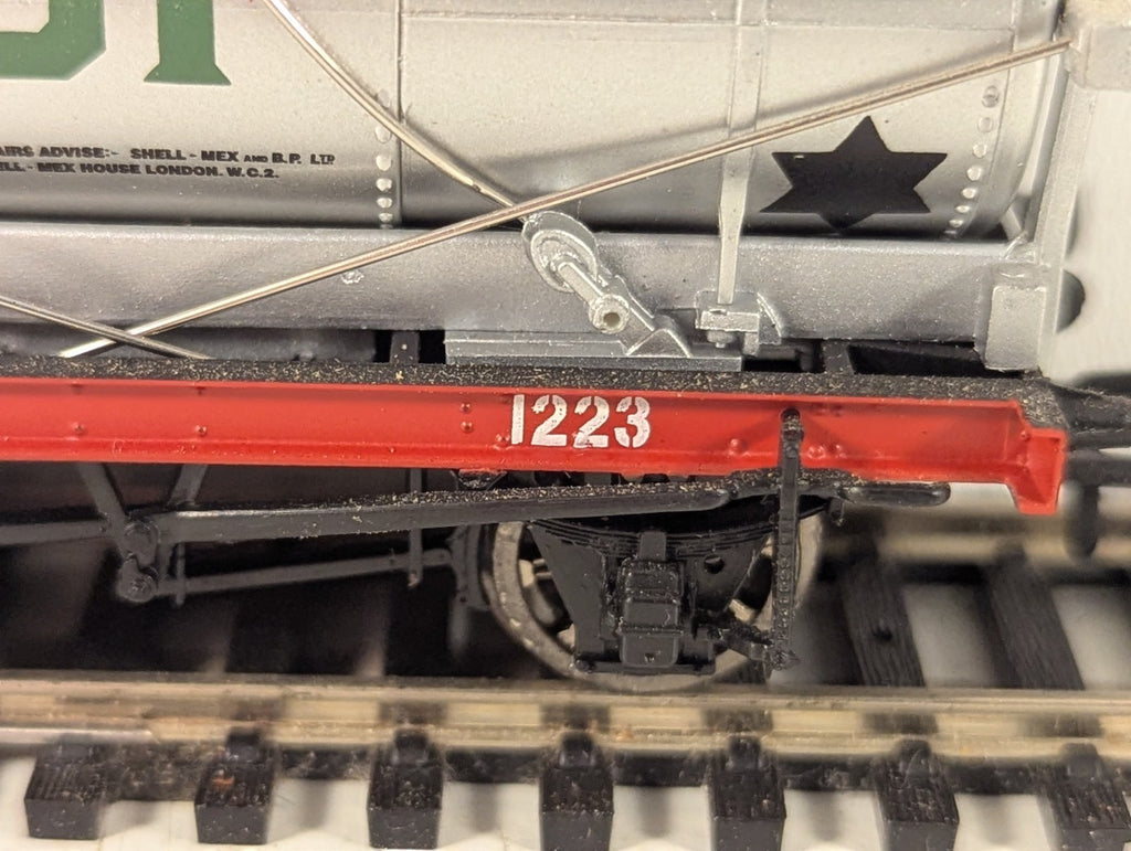Bachmann OO Gauge 14 Ton Tank Wagon 1223 Shell / BP Silver 37-052