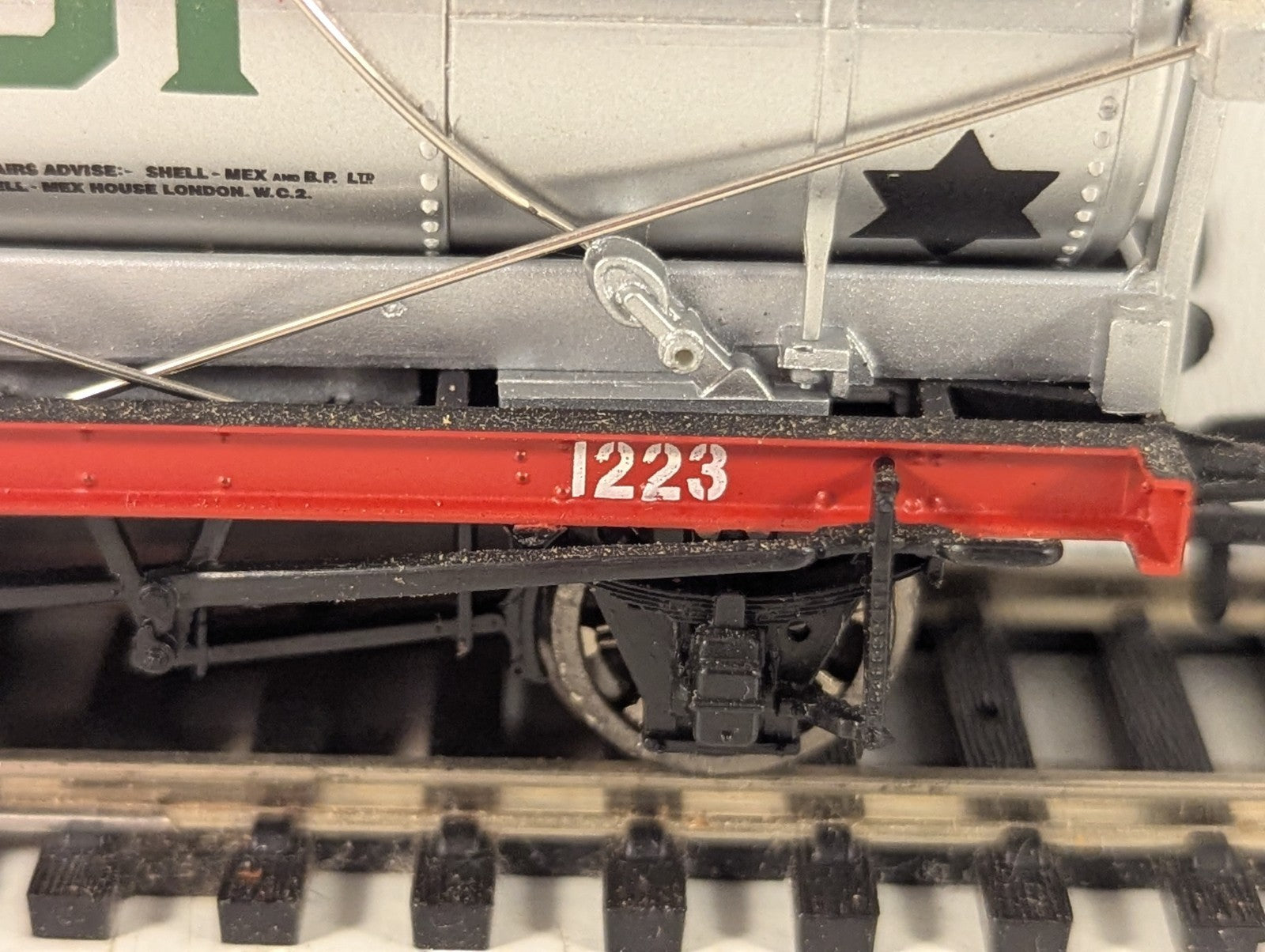 Bachmann OO Gauge 14 Ton Tank Wagon 1223 Shell / BP Silver 37-052