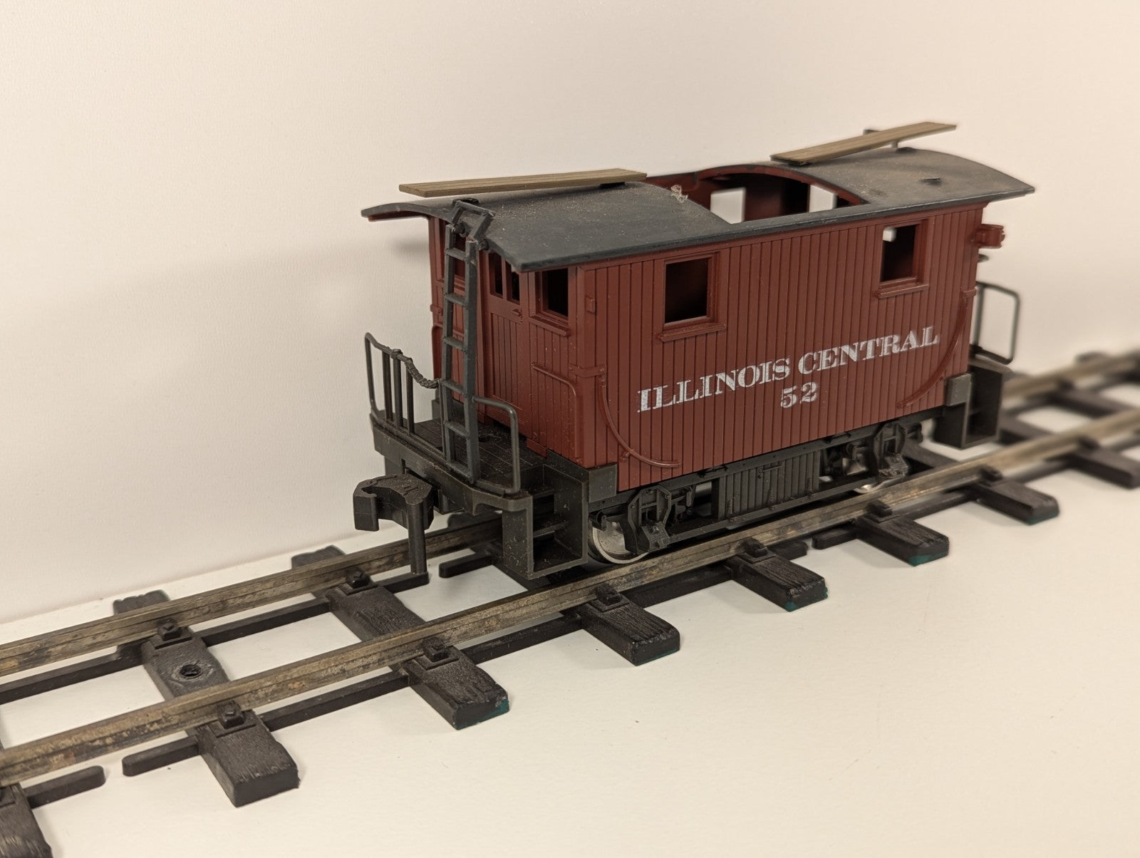 Atlas O Gauge Illinois Central Caboose – 4-Wheel Version (Missing Part)