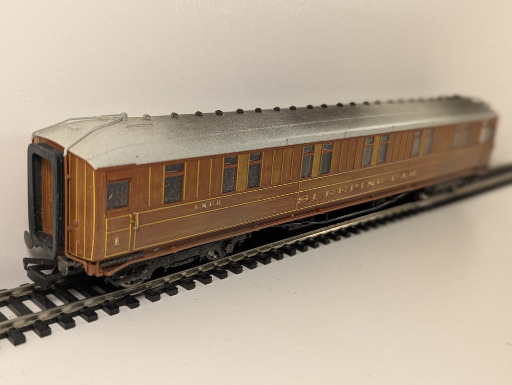 Hornby R4174 LNER 61ft 6in Corridor Sleeper Coach 1208 Teak
