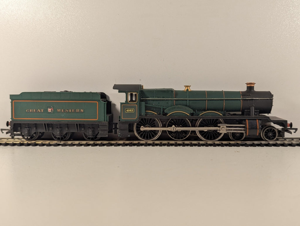 Hornby OO Gauge GWR Class 4900 Albert Hall steam locomotive 4983 in green livery on model railway track