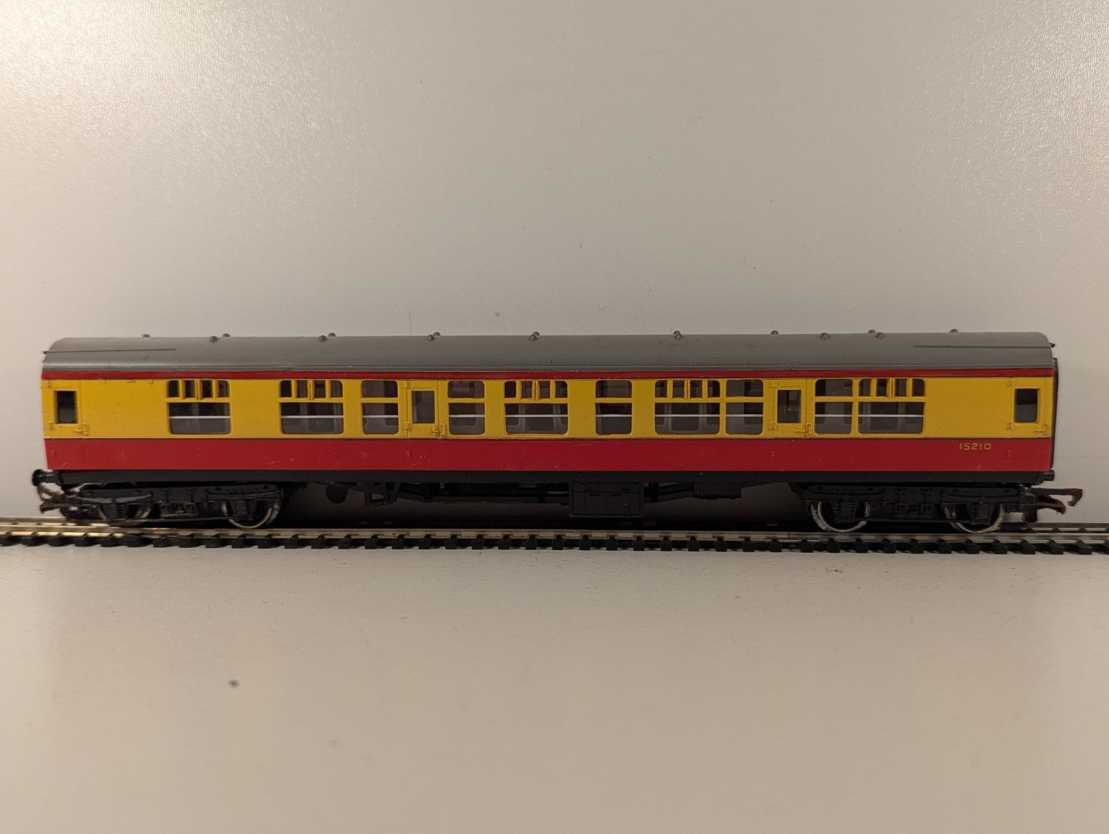 Hornby OO Gauge LMS Composite Coach Passenger Coach 15210 BR Crimson