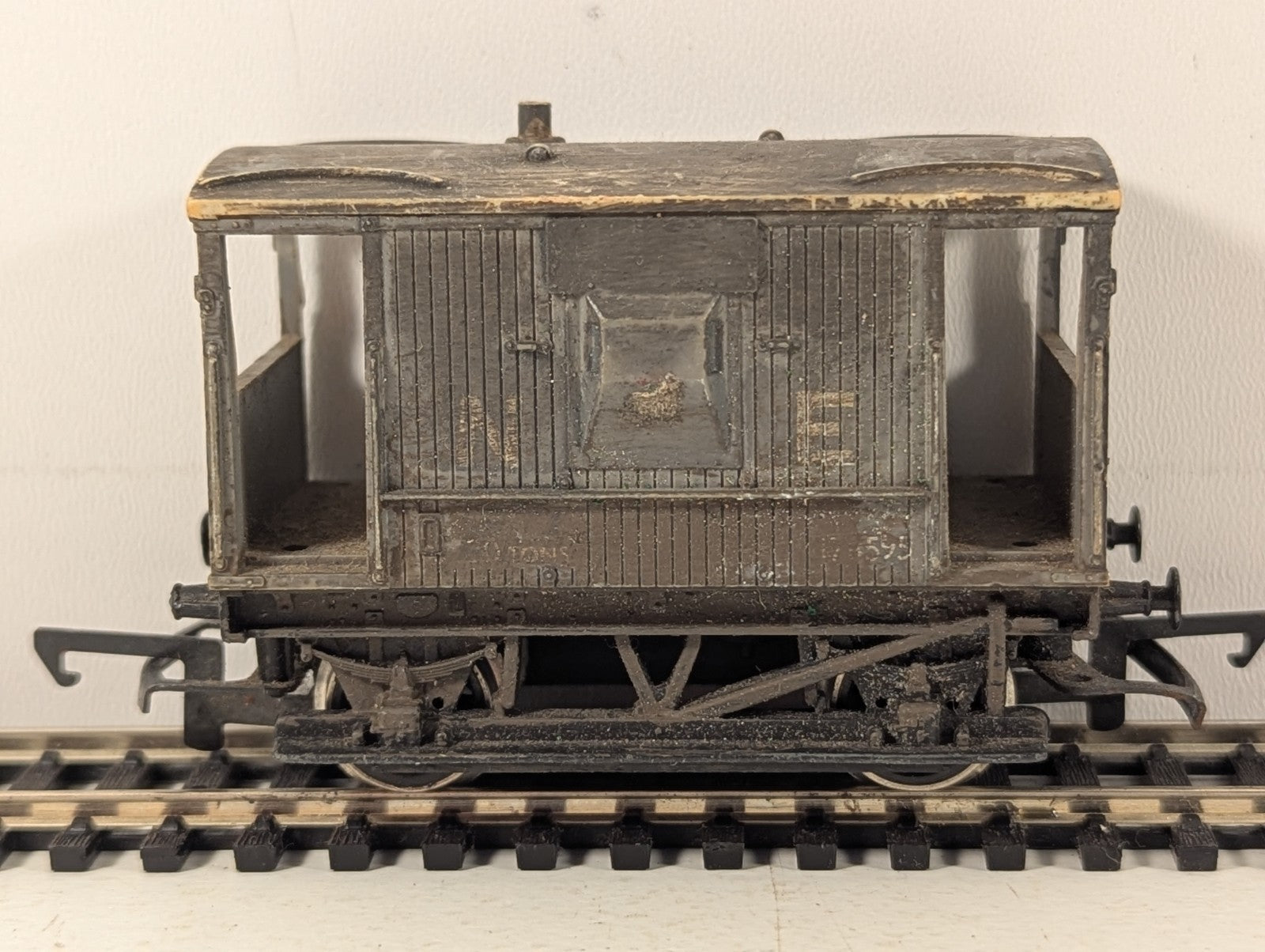 Hornby OO Gauge LNER 20 Ton Goods Brake Van 178595 LNER Grey