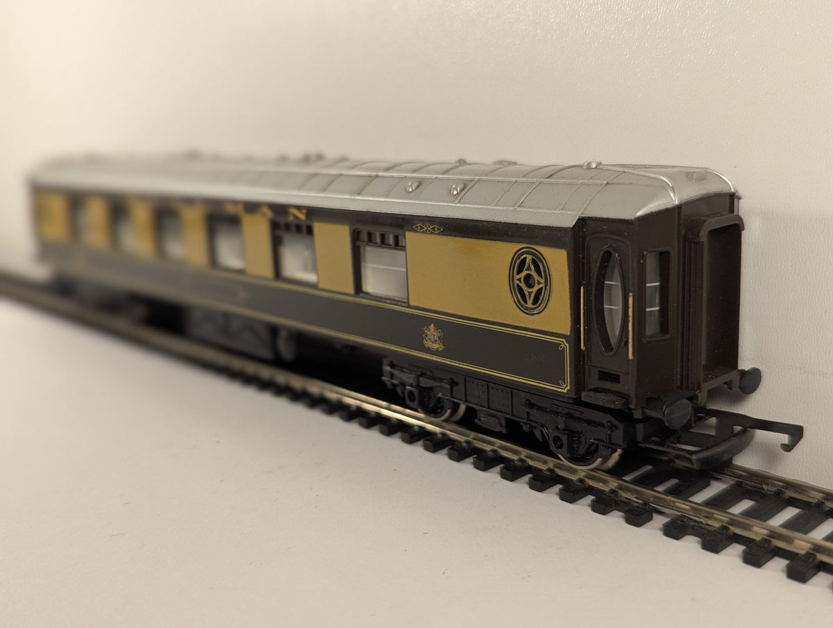 Hornby OO Gauge Lucille Pullman Car Passenger Coach Pullman Umber and Cream