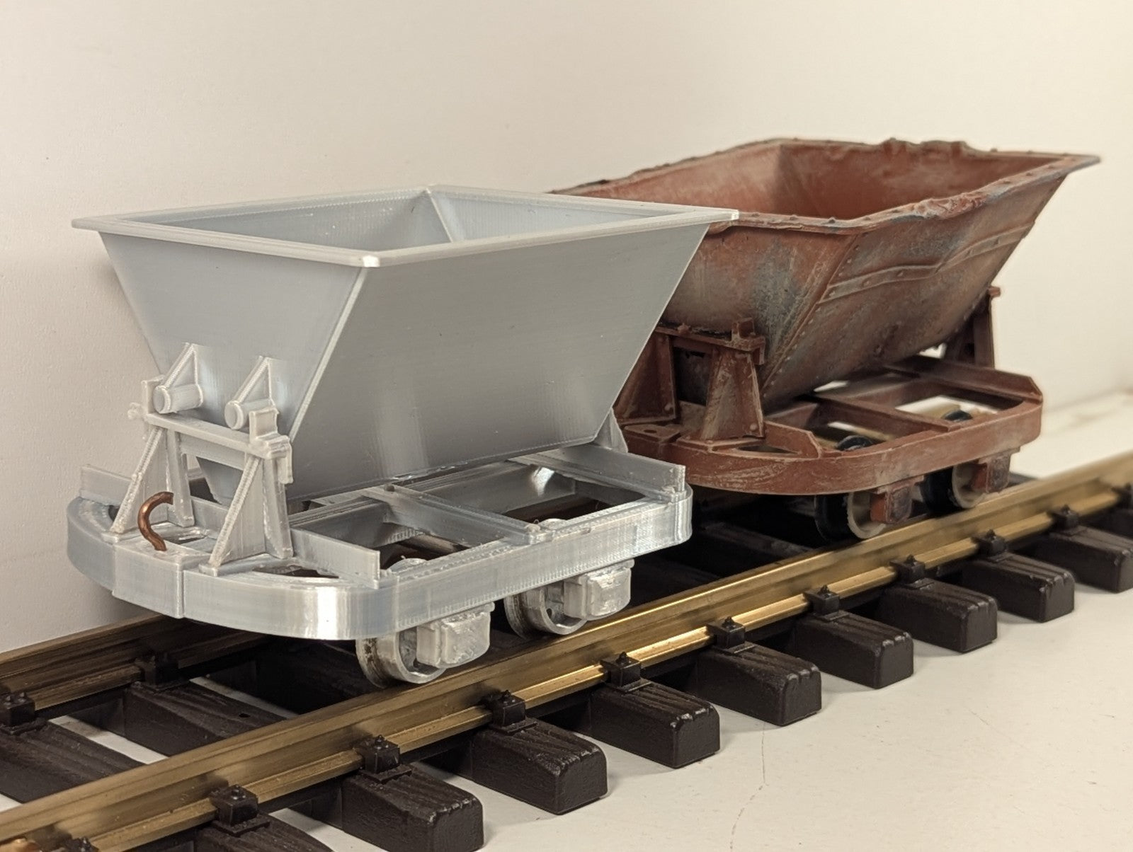 G Gauge Pair of Tipper Wagons
