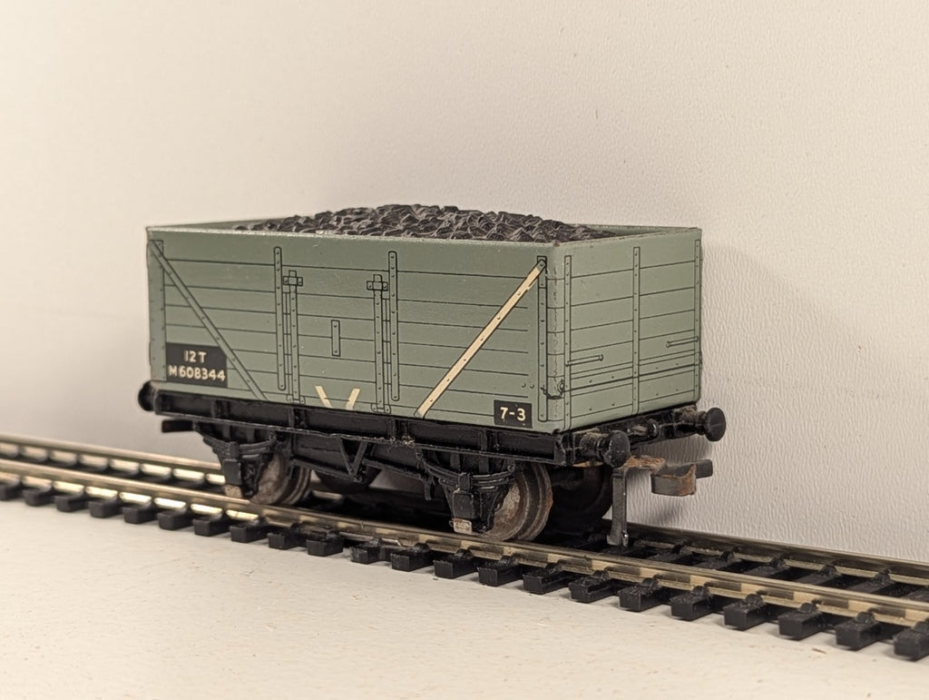 Hornby Dublo 32055 OO Gauge 7 Plank Open Wagon with coal load - damaged box
