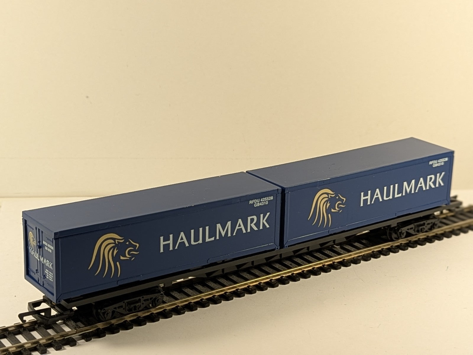Hornby R387A Container Wagon with Two Haulmark 30ft Containers OO Gauge