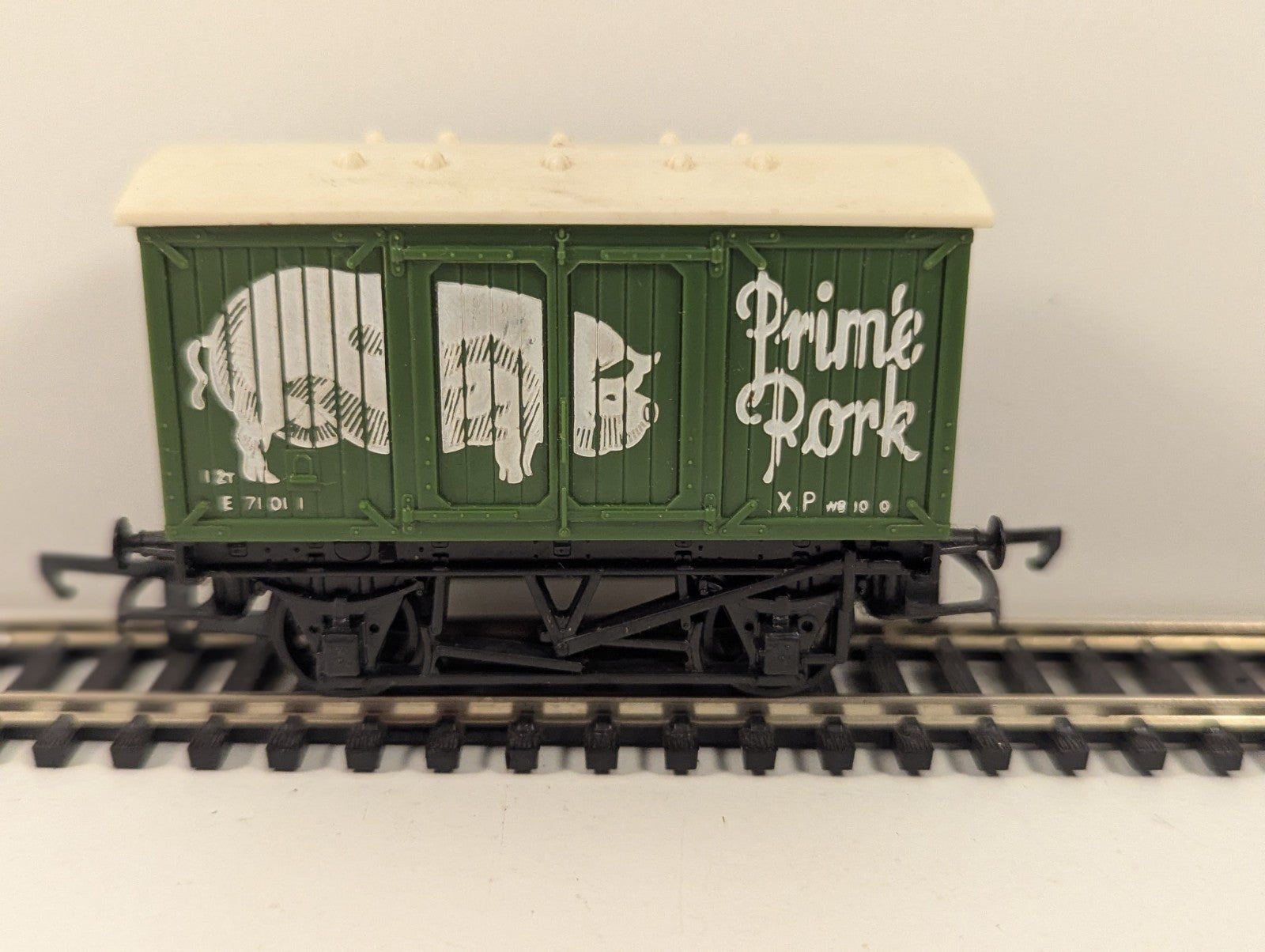 Hornby R162 OO Gauge Prime Pork Vent Van Wagon boxed