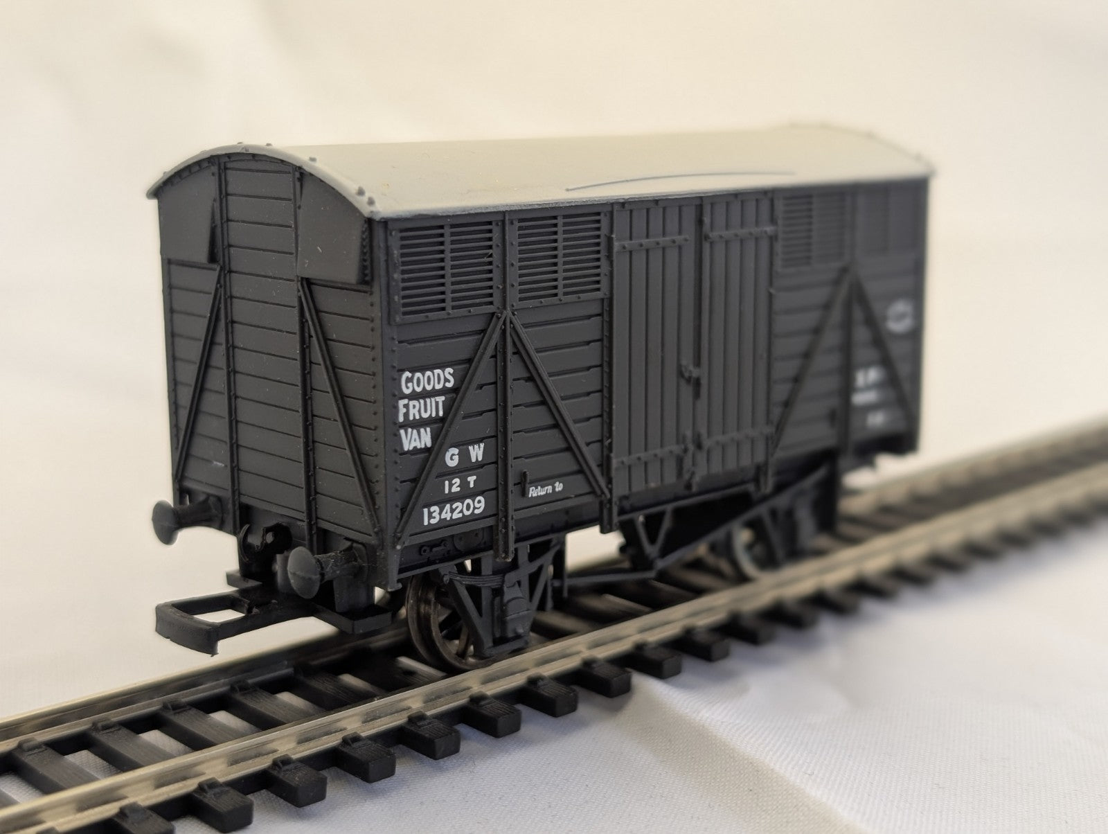 Bachmann 37-751E GWR 12 Ton Fruit Van Black